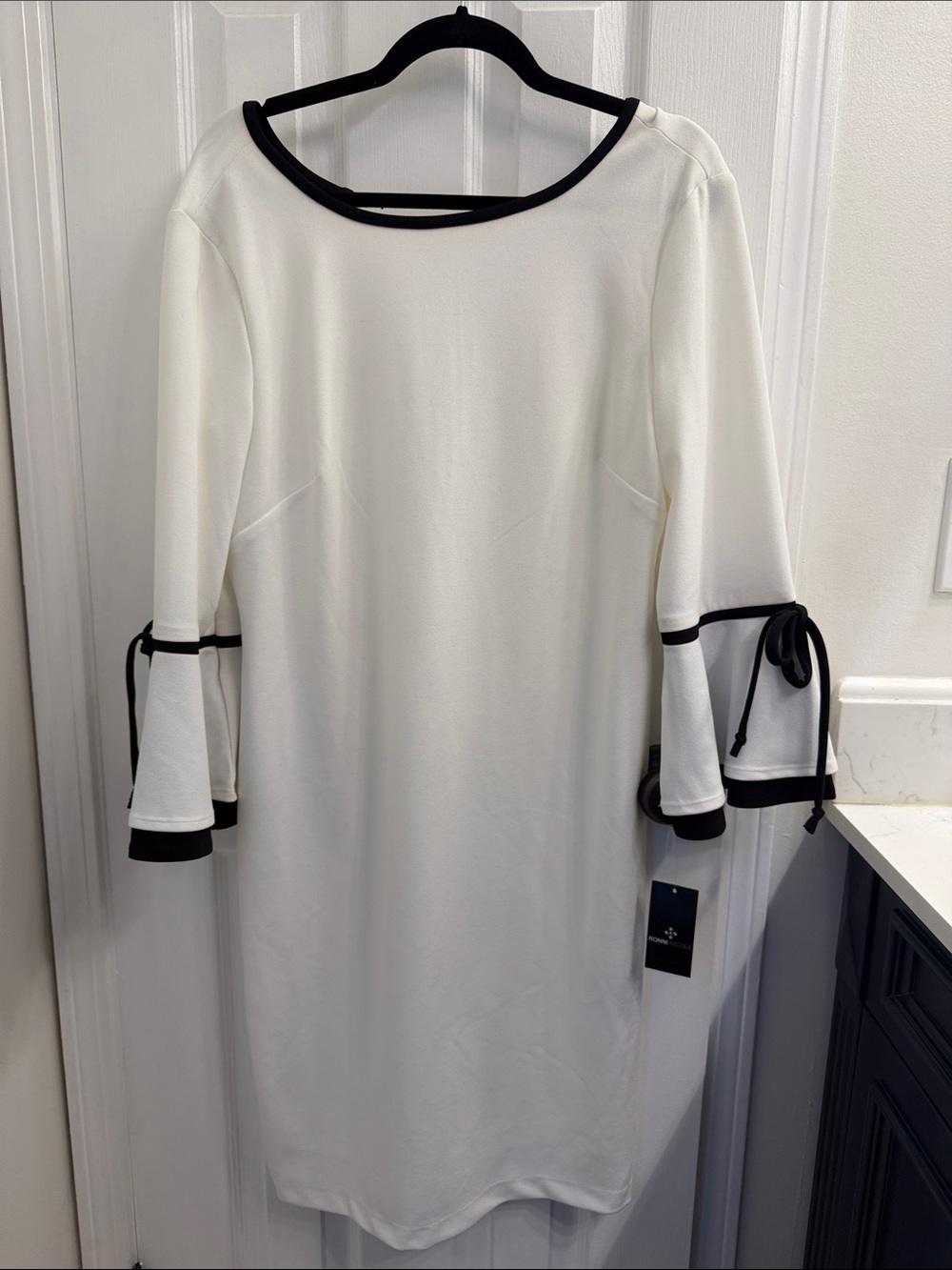Elegant White Shift Dress with Black Trim - Picture 1 of 3